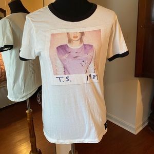 Taylor Swift 1989 Tour Graphic Tee | Large